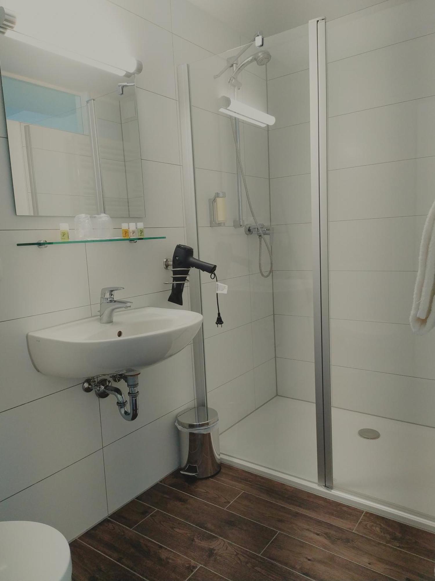 Dorfschaenke Deggendorf Hotel & Apartmenthaus & Biergarten, E-Bike-Verleih Kostenlos エクステリア 写真